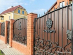 Кирпичный забор с ковкой  150 метров фото в Реммаше