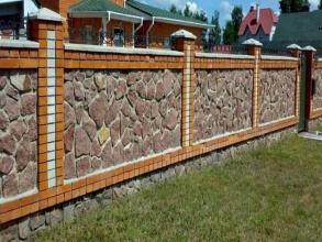 Кирпичный забор с камнем 12 метров фото в Реммаше