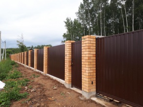 Кирпичный забор на ленточном фундаменте 12 метров фото в Реммаше