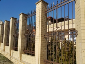 Кирпичный забор с ковкой  10 метров фото в Реммаше